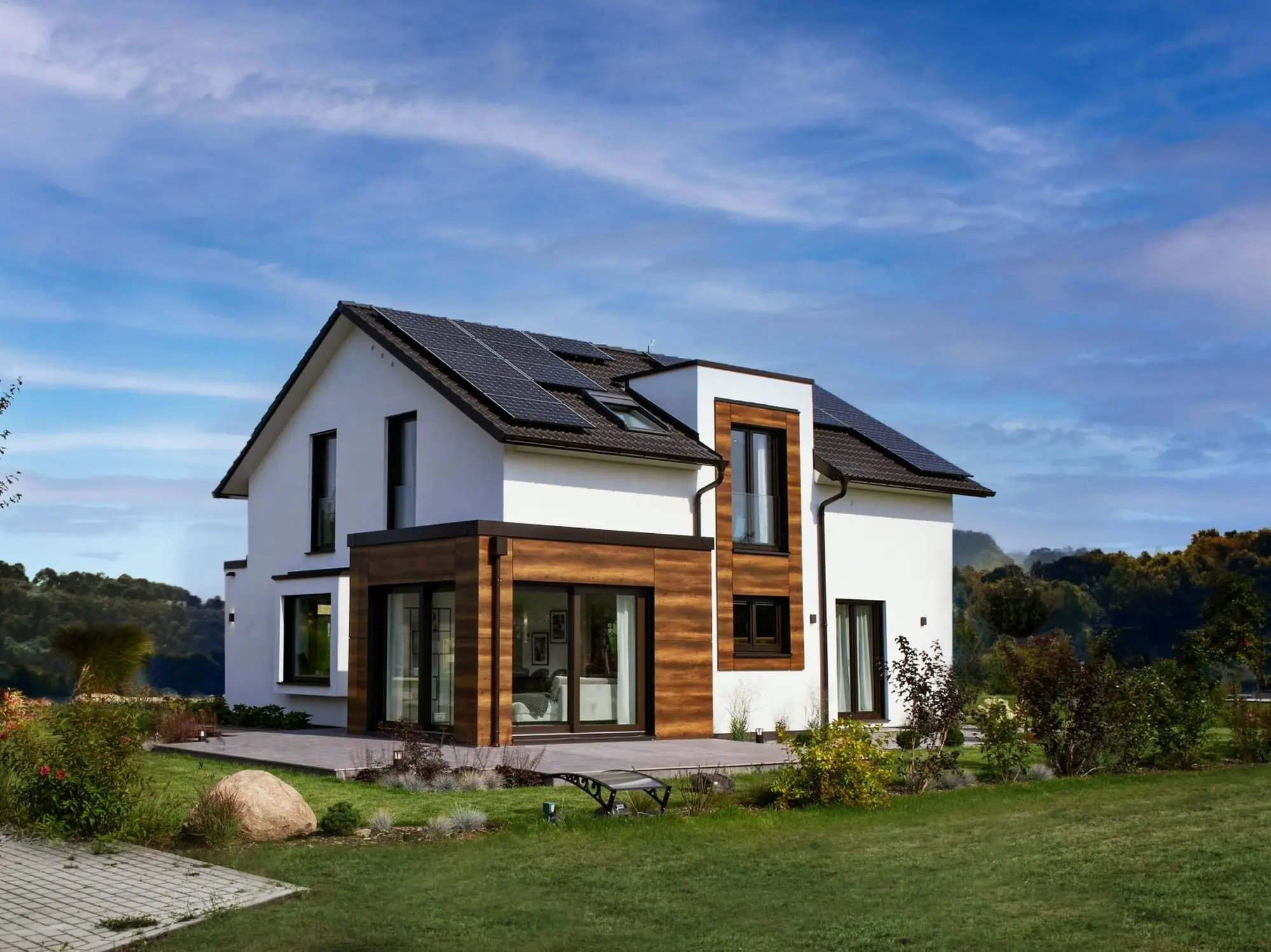 Modernes Einfamilienhaus mit Holzfassade und Solaranlage auf dem Dach