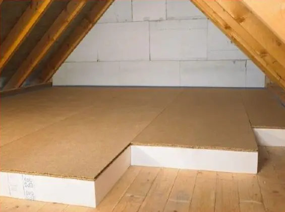 Mit Dämmplatten belegte oberste Geschossdecke im Dachboden