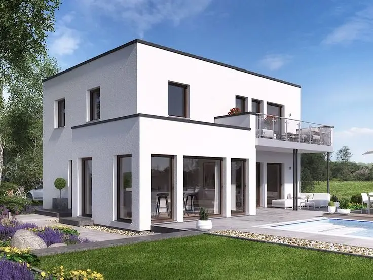 Neu gebautes weißes Einfamilienhaus mit Garten