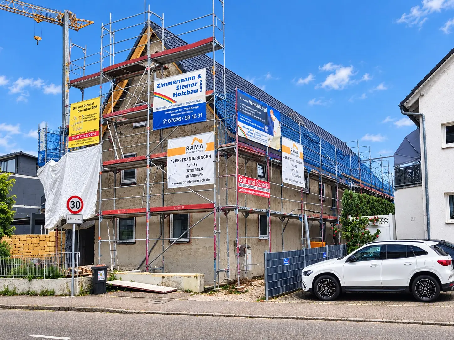 Haus Hauingerstraße 19 in Lörrach im Bau: eingerüstet, neues Dach und neue Fenster, Fassade vor der Dämmung