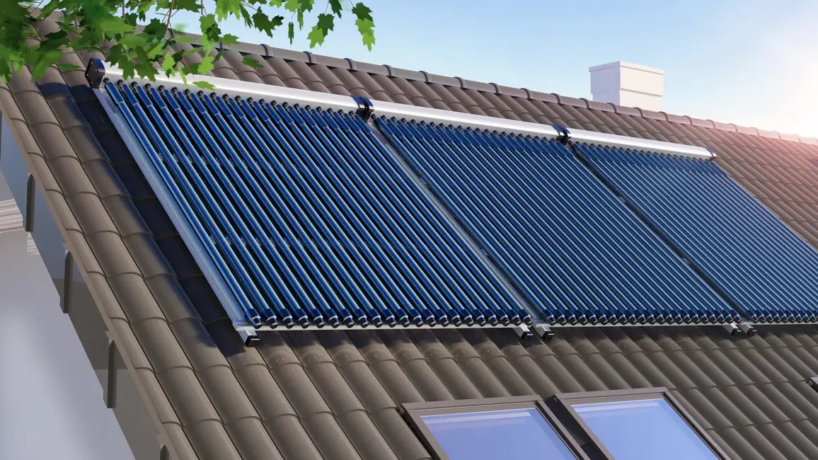 Solarthermie-Kollektoren auf einem Ziegeldach